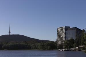 un bâtiment situé au bord d'une rivière dans l'établissement Nishi Apartments Eco Living by Ovolo, à Canberra