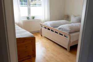 a bedroom with two beds and a window at Bungalow mit Basketballplatz in Lemgo