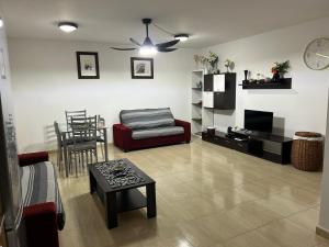- un salon avec un canapé et une table dans l'établissement La Casita de Gio., à Tazacorte