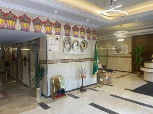 فندق نسمات اليقين في مكة المكرمة: لوبي فندق فيه حوض سمك