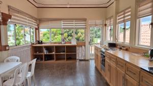 cocina grande con armarios y ventanas de madera en Ridgeway Victoria, en Wakiso