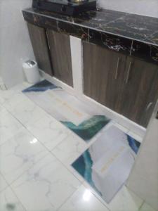 a kitchen with a counter and a floor with a messettsktop at Stylish villa homes in Mombasa