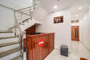 Una escalera en una casa con una señal de stop. en Super OYO Flagship Hotel Trisha's, en Bhopal