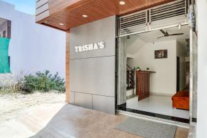 ein Gebäude mit einem Schild, das Trisas liest in der Unterkunft Super OYO Flagship Hotel Trisha's in Bhopal
