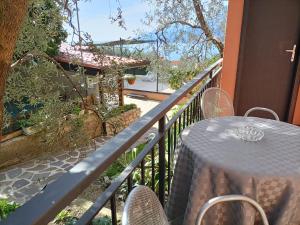 Balkón alebo terasa v ubytovaní Appartamenti Casa Nina, lago,montagne, uliveti