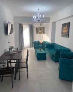 een woonkamer met een bank en een tafel bij PAONI Apartment by Solid Residence Butoaie Mamaia in Mamaia