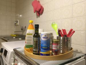 eine Küchentheke mit Alkoholflaschen und Küchenutensilien in der Unterkunft Bellini Apartment's in Novara