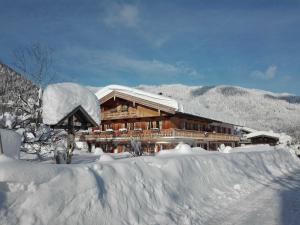eine Skihütte im Schnee auf einem Berg in der Unterkunft Gästehaus Becher, Kreuth-Point in Kreuth