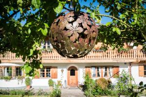 ein Ball hängt von einem Baum vor einem Haus in der Unterkunft Gästehaus Becher, Kreuth-Point in Kreuth
