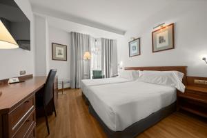 Ένα ή περισσότερα κρεβάτια σε δωμάτιο στο Hotel Zentral Gijón Rey Pelayo +58 φωτογραφίες
