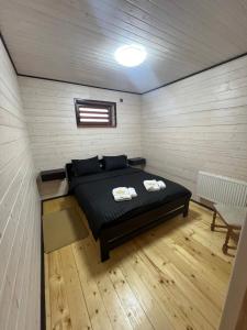 1 dormitorio con 1 cama en una habitación pequeña en Приватна садиба ~Smoky mountain~, en Polyana
