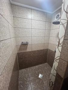 W łazience znajduje się prysznic ze szklanymi drzwiami. w obiekcie Приватна садиба ~Smoky mountain~ w mieście Polyana (Polana)