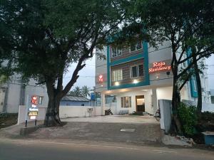budynek z napisem na sprzedaż przed nim w obiekcie Raja Residency w mieście Alāndurai