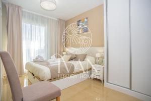 um quarto com uma cama e uma janela em Casa Mar Luxury Homes 8ªPta Sur 1ªLínea em Oropesa del Mar