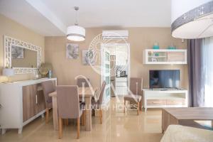 uma sala de jantar e sala de estar com mesa e cadeiras em Casa Mar Luxury Homes 8ªPta Sur 1ªLínea em Oropesa del Mar