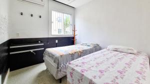 a bedroom with two beds and a window at Apartamento completo no centro de Belém, próximo de tudo! in Belém
