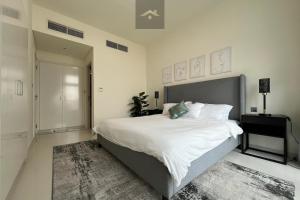 Postel nebo postele na pokoji v ubytování Letstay - Luxurious and Spacious 3BR Villa in DAMAC HILLS 2