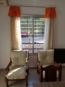 2 sillas en una habitación con ventana en Casa en La Punta - San Luis en La Punta