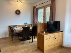Televízia a/alebo spoločenská miestnosť v ubytovaní Sedlhof Apartment