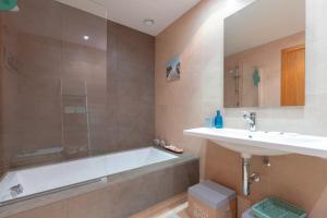 Kúpeľňa v ubytovaní Sailor House con piscina en la nueva Milla de Oro