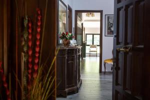 - un couloir avec une table et un vase de fleurs dans l'établissement Casa Erzinio, à Guarcino
