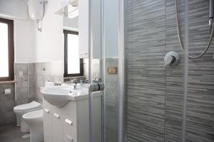 GuarcinoにあるLe stanze di nonno Erzinioのシャワー、洗面台、トイレ付きのバスルーム +6枚の写真
