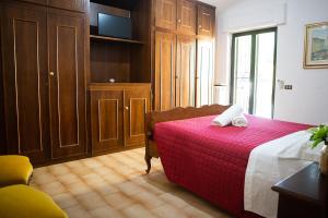 sypialnia z łóżkiem z czerwonym kocem w obiekcie Casa Erzinio w mieście Guarcino