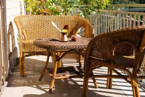 Wiklinowy stół i krzesło na patio w obiekcie Casa Erzinio w mieście Guarcino
