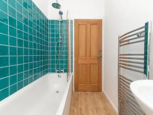 ein Badezimmer mit einer Badewanne, einem WC und einem Waschbecken in der Unterkunft Pass the Keys Central 3 bedroom house with parking in Bath