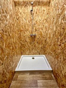 een badkamer met een wit bad in de hoek bij Cabane en forêt la mechta in Bologne