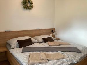 Sedlhof Apartment في Grub: غرفة نوم عليها سرير وفوط