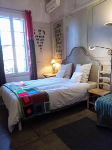 um quarto com uma cama grande e uma janela em Envie de Sud em Vauvert