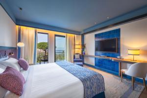 una camera d'albergo con letto e TV di Ara Maris a Sorrento