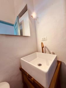 巴里查拉的住宿－Casa Quintanilla Barichara，浴室设有白色水槽和镜子