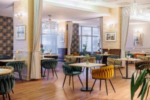 a restaurant with tables and chairs at Hotel Tarnovia in Tarnów