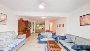 uma sala de estar com dois sofás e uma mesa em Casa Alamar 100 metri dal mare em Alcamo