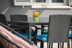 un tavolo con due bicchieri di succo d'arancia sopra di Casa Astra by Briskva a Marčana