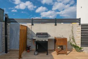 patio con tavolo e computer portatile di Casa Astra by Briskva a Marčana