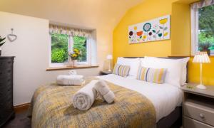 Un pat sau paturi într-o cameră la Applethwaite Cottage