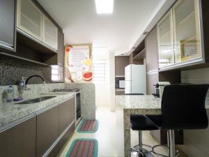 a large kitchen with a sink and a counter at Apartamento Central Wifi 300 Megas Excelente MC44 in Maringá