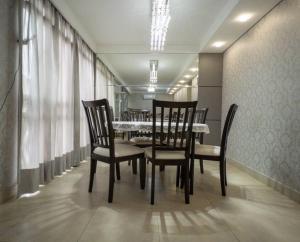 a dining room with a table and chairs at Apartamento Central Wifi 300 Megas Excelente MC44 in Maringá
