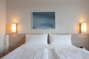Ein Bett oder Betten in einem Zimmer der Unterkunft IntercityHotel Kiel