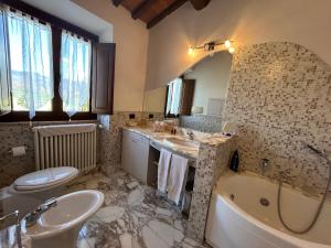 スカルペリーアにあるLa Corte di Ronzanoのバスルーム(バスタブ、トイレ、シンク付)