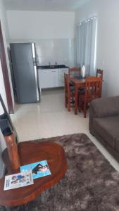 a living room with a couch and a table at Um lugar calmo e aconchegante in Manaus