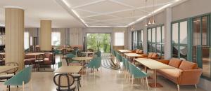- un restaurant avec des tables et des chaises dans une salle dans l'établissement VOCO Jim Corbett, an IHG Hotel, à Rāmnagar