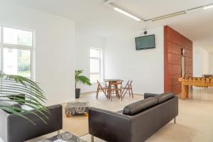 a living room with a couch and a table at Apart T3 com piscina tenis ginasio e parq infant in Lisbon