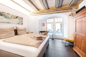 una camera con un grande letto e una finestra di Historika a Costanza