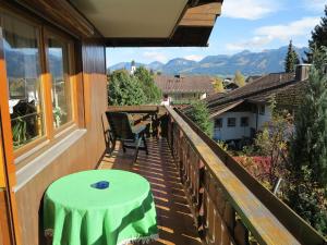 - une table sur le balcon d'une maison dans l'établissement Haus Inta, à Ofterschwang