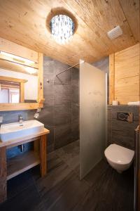 a bathroom with a sink and a toilet at Tatrachalet Lomnica Rent in Vysoke Tatry - Tatranska Lomnica.