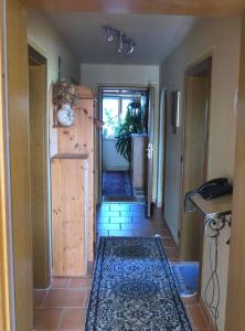 - un couloir avec des tapis à l'étage d'une maison dans l'établissement Haus Inta, à Ofterschwang